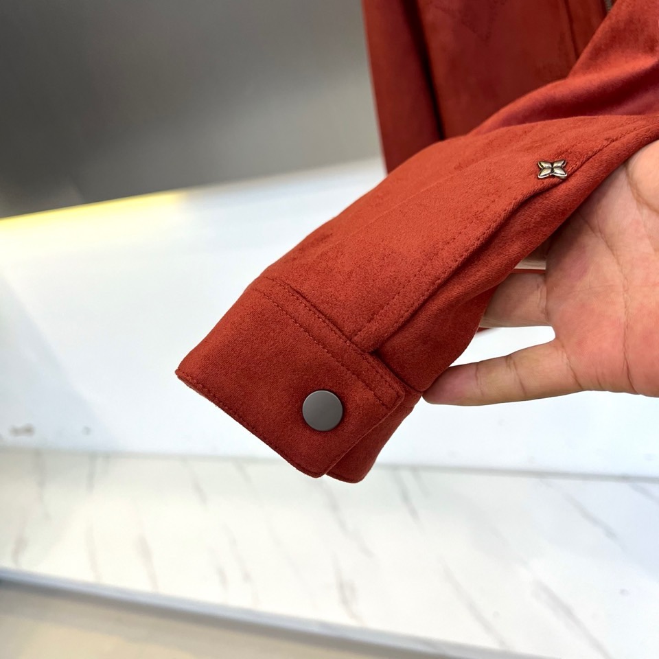 1v威登、2025秋冬新品翻领商务休闲夹克，以现代简约设计诠释经典奢华。采用拉链开合设计，搭配利落翻领造