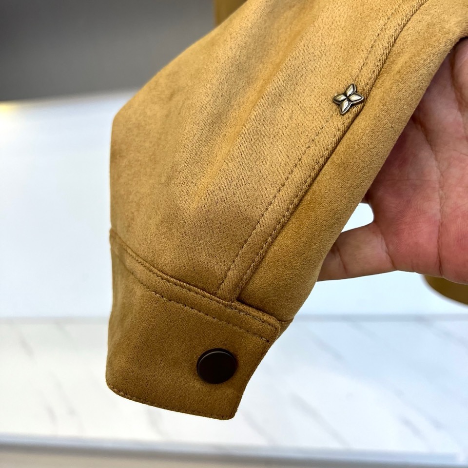 1v威登、2025秋冬新品翻领商务休闲夹克，以现代简约设计诠释经典奢华。采用拉链开合设计，搭配利落翻领造