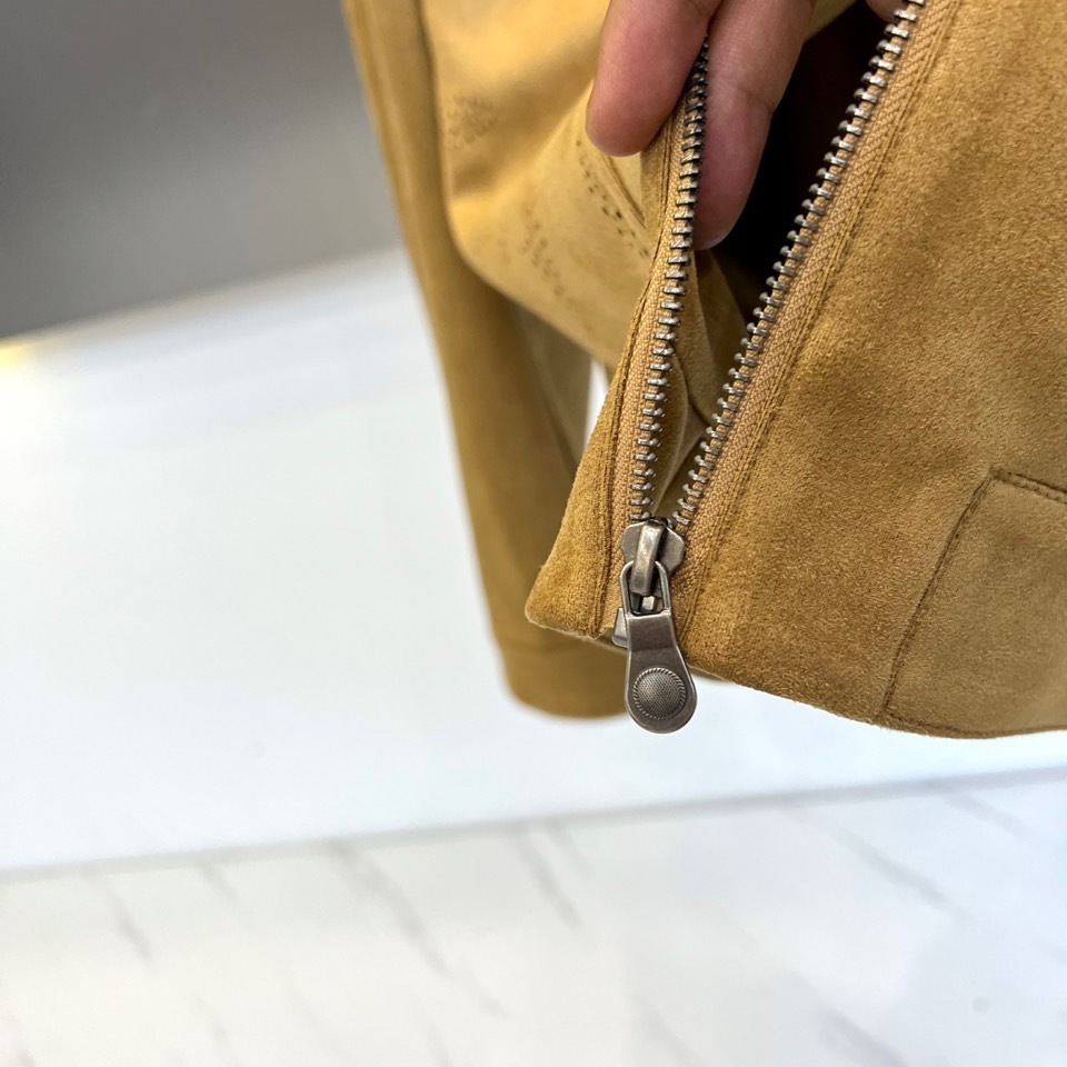 1v威登、2025秋冬新品翻领商务休闲夹克，以现代简约设计诠释经典奢华。采用拉链开合设计，搭配利落翻领造