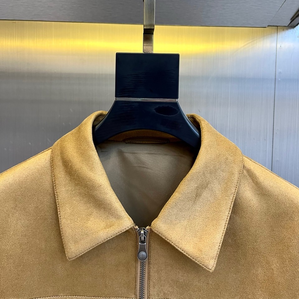 1v威登、2025秋冬新品翻领商务休闲夹克，以现代简约设计诠释经典奢华。采用拉链开合设计，搭配利落翻领造