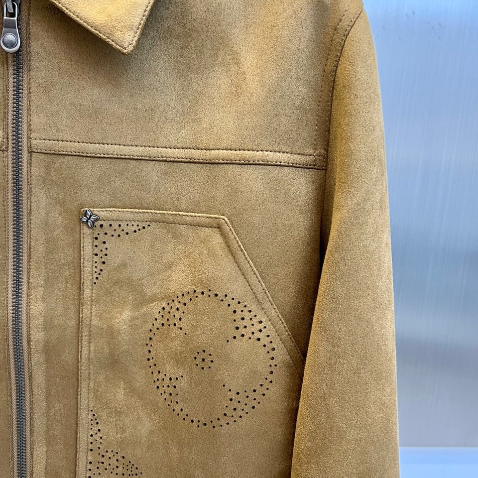 1v威登、2025秋冬新品翻领商务休闲夹克，以现代简约设计诠释经典奢华。采用拉链开合设计，搭配利落翻领造