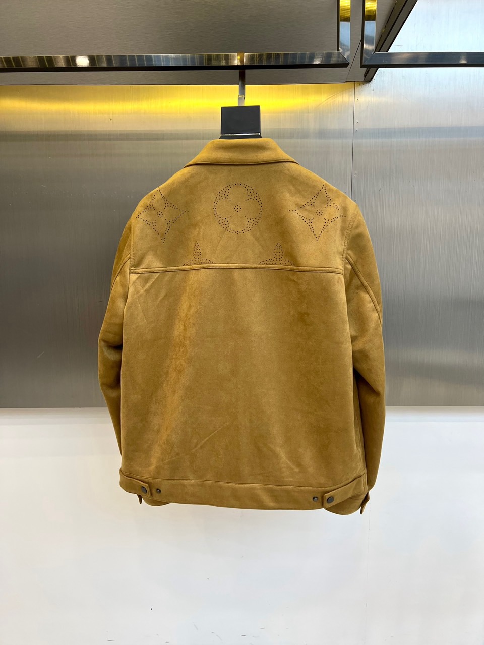 1v威登、2025秋冬新品翻领商务休闲夹克，以现代简约设计诠释经典奢华。采用拉链开合设计，搭配利落翻领造