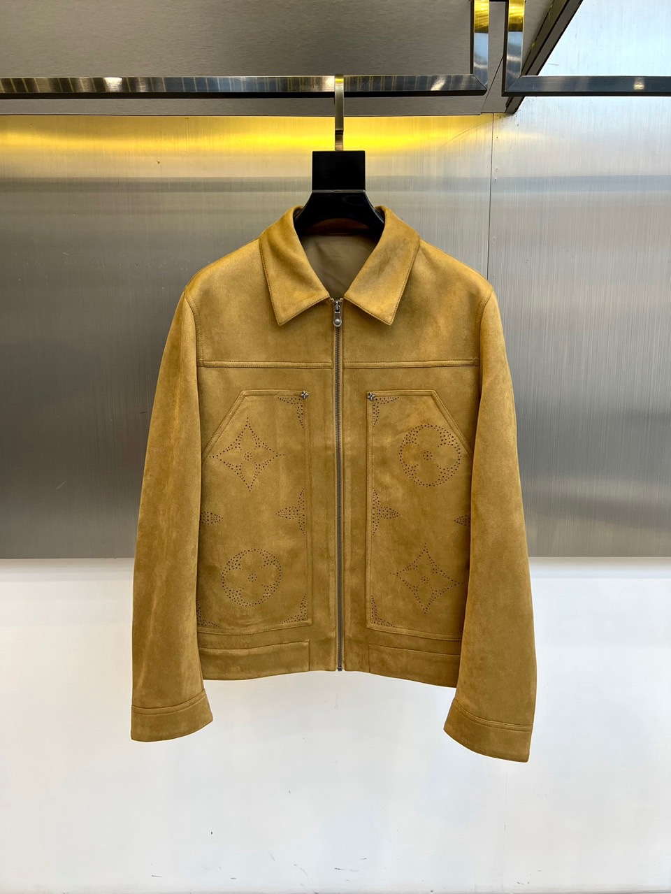 1v威登、2025秋冬新品翻领商务休闲夹克，以现代简约设计诠释经典奢华。采用拉链开合设计，搭配利落翻领造