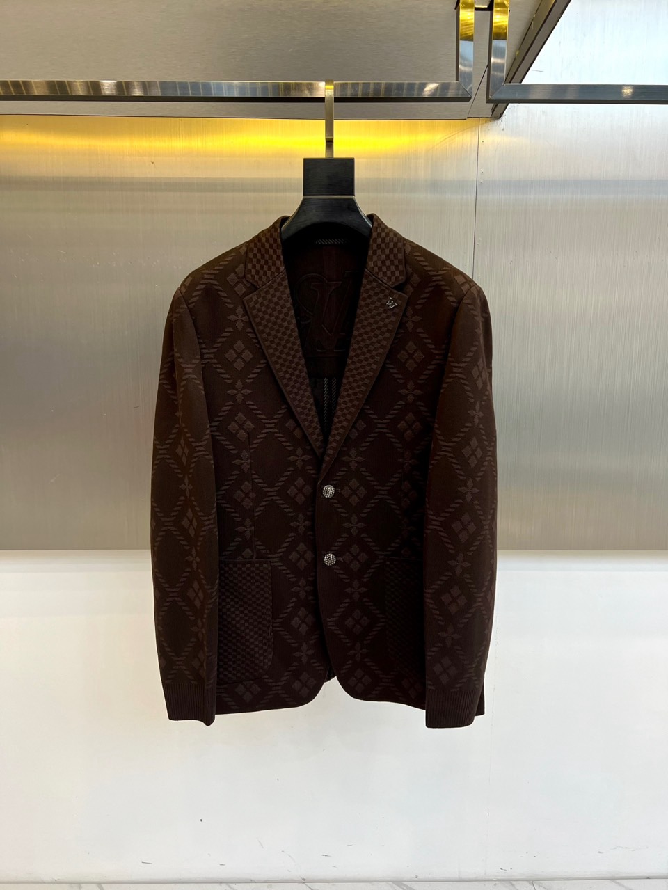 1v威登、2025秋冬男士西装，以深邃棕色调与细腻的菱形格纹图案，重新定义当代绅士的日常优雅。款式采用经