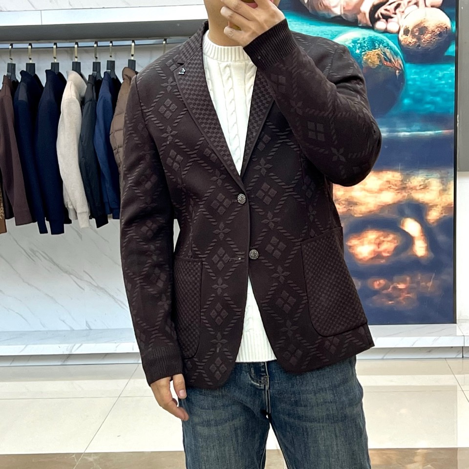 1v威登、2025秋冬男士西装，以深邃棕色调与细腻的菱形格纹图案，重新定义当代绅士的日常优雅。款式采用经