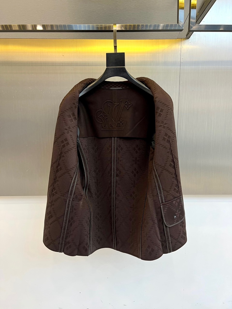 1v威登、2025秋冬男士西装，以深邃棕色调与细腻的菱形格纹图案，重新定义当代绅士的日常优雅。款式采用经