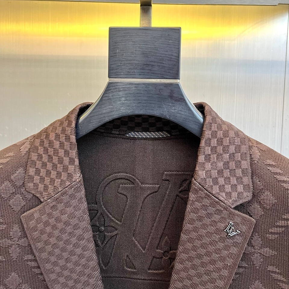 1v威登、2025秋冬男士西装，以深邃棕色调与细腻的菱形格纹图案，重新定义当代绅士的日常优雅。款式采用经