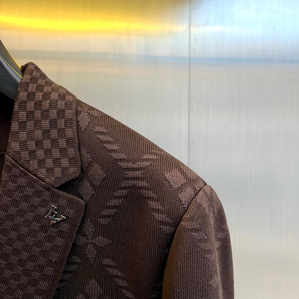 1v威登、2025秋冬男士西装，以深邃棕色调与细腻的菱形格纹图案，重新定义当代绅士的日常优雅。款式采用经