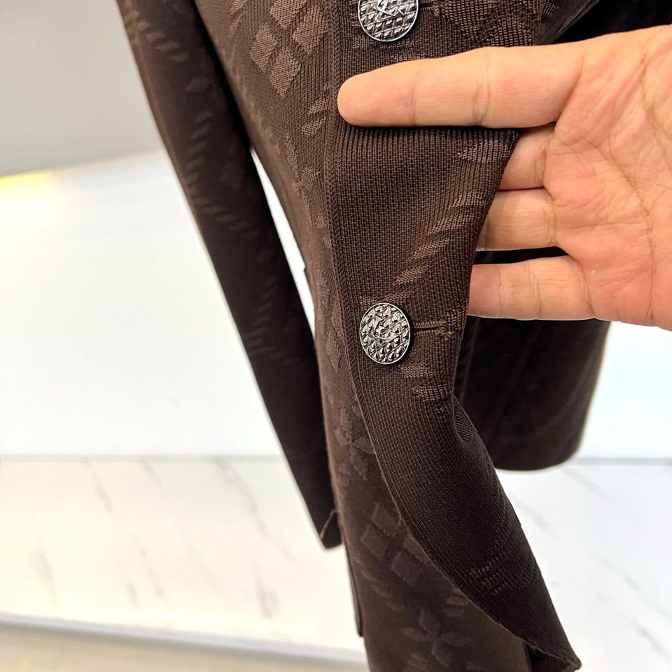 1v威登、2025秋冬男士西装，以深邃棕色调与细腻的菱形格纹图案，重新定义当代绅士的日常优雅。款式采用经