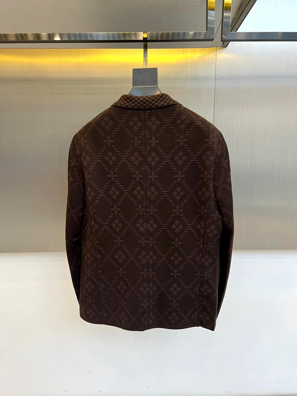 1v威登、2025秋冬男士西装，以深邃棕色调与细腻的菱形格纹图案，重新定义当代绅士的日常优雅。款式采用经