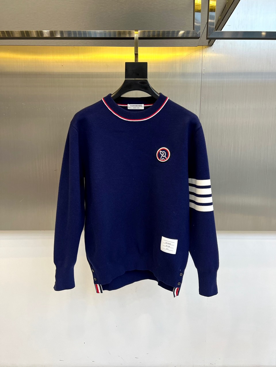 TB、2025秋冬系列带来这款简约而不简单的白色圆领毛衣，以纯净底色演绎现代休闲风尚。经典的圆领设计舒适