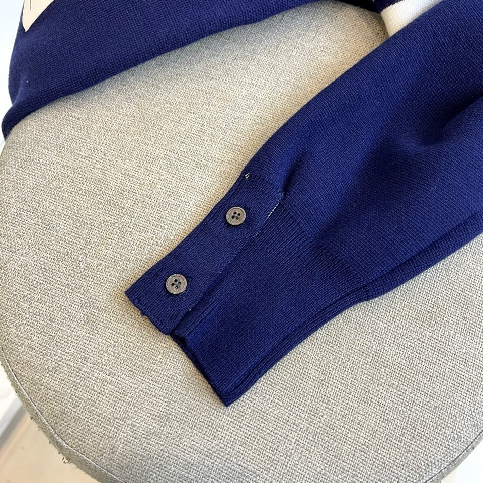 TB、2025秋冬系列带来这款简约而不简单的白色圆领毛衣，以纯净底色演绎现代休闲风尚。经典的圆领设计舒适