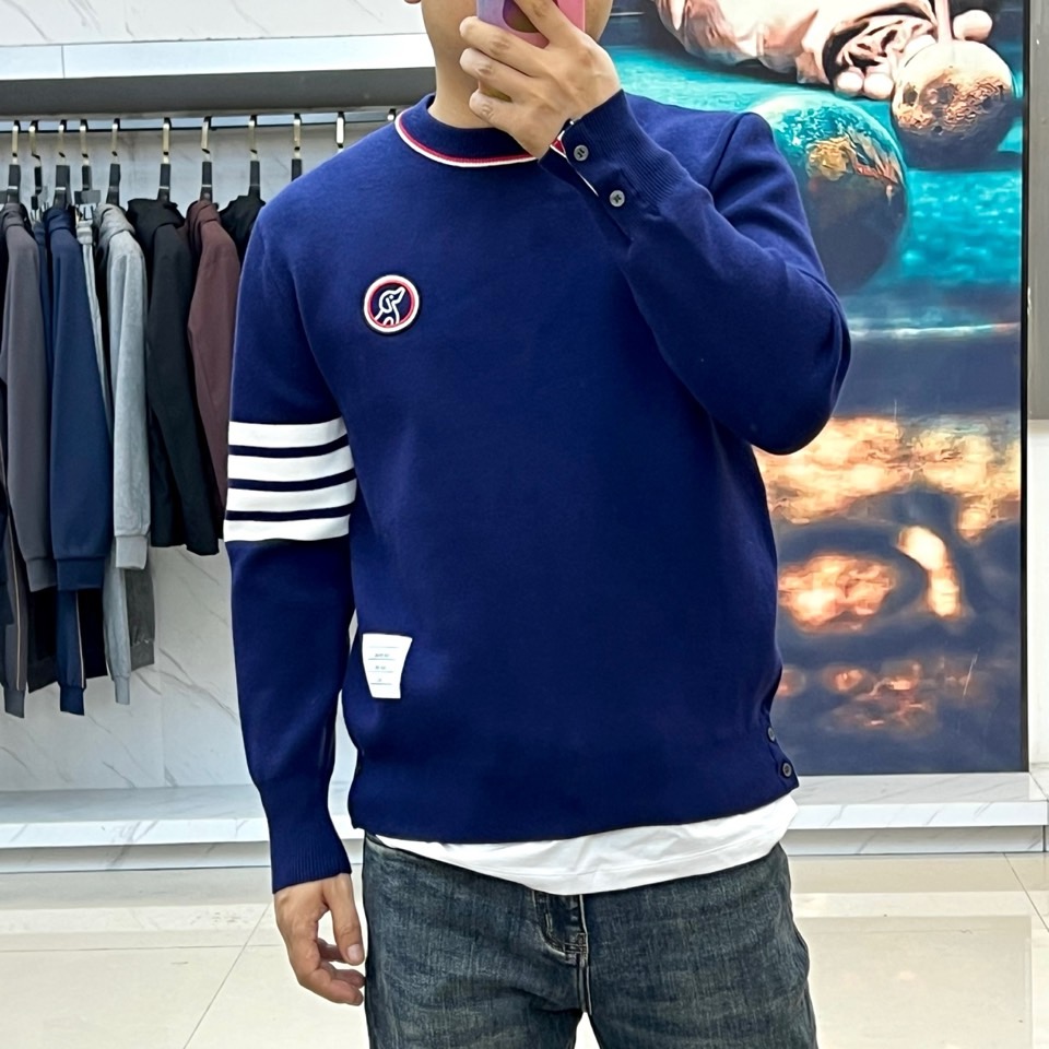 TB、2025秋冬系列带来这款简约而不简单的白色圆领毛衣，以纯净底色演绎现代休闲风尚。经典的圆领设计舒适