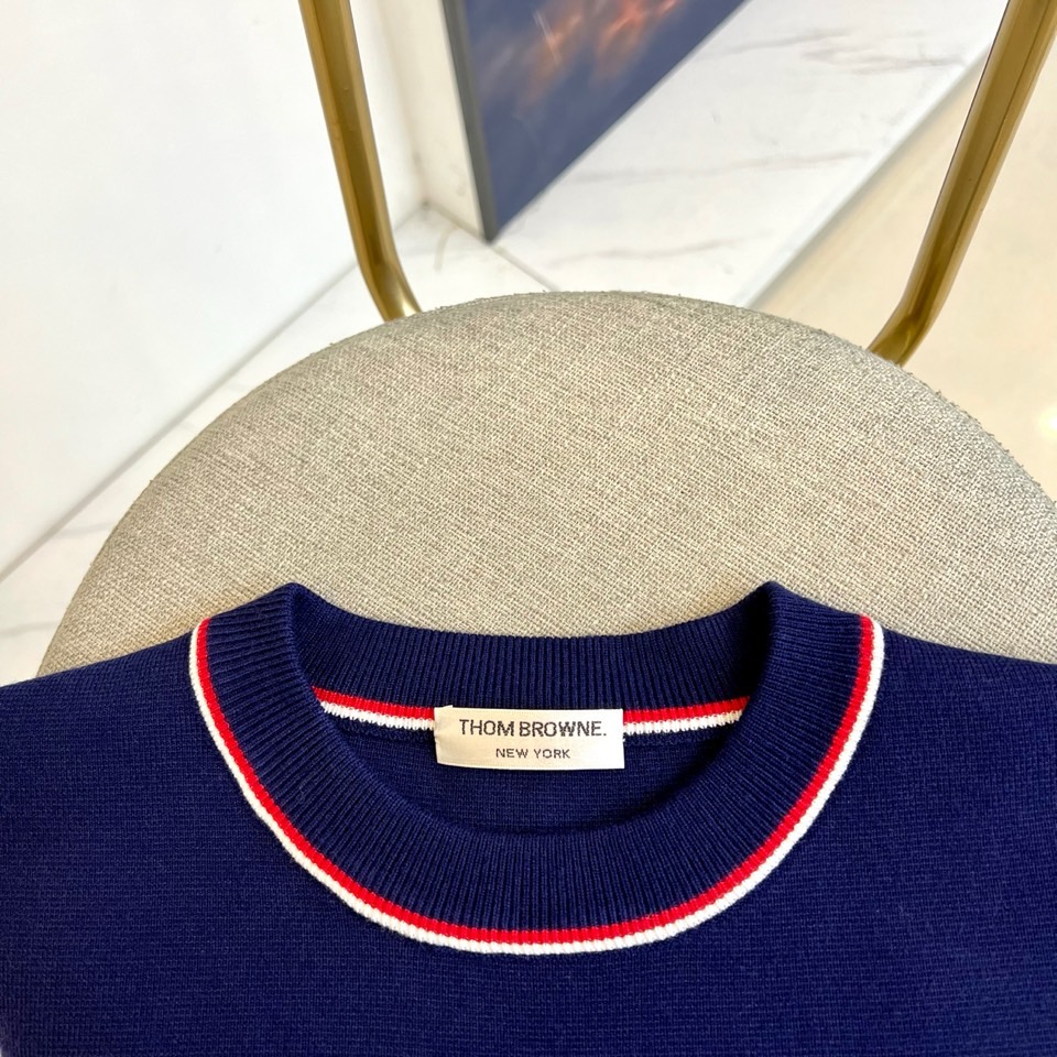 TB、2025秋冬系列带来这款简约而不简单的白色圆领毛衣，以纯净底色演绎现代休闲风尚。经典的圆领设计舒适