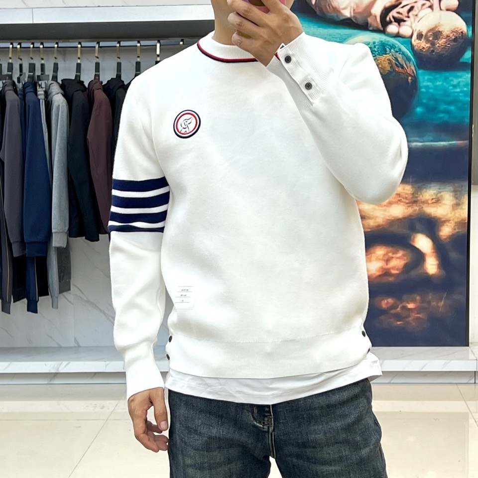 TB、2025秋冬系列带来这款简约而不简单的白色圆领毛衣，以纯净底色演绎现代休闲风尚。经典的圆领设计舒适