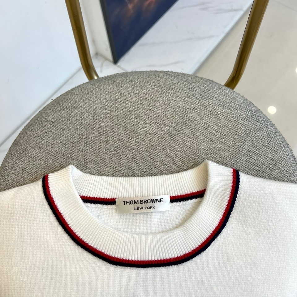 TB、2025秋冬系列带来这款简约而不简单的白色圆领毛衣，以纯净底色演绎现代休闲风尚。经典的圆领设计舒适