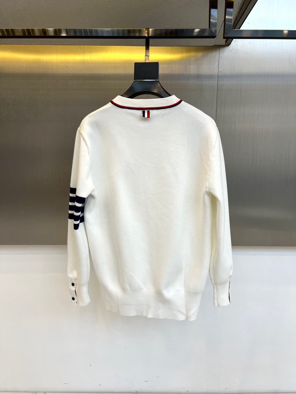 TB、2025秋冬系列带来这款简约而不简单的白色圆领毛衣，以纯净底色演绎现代休闲风尚。经典的圆领设计舒适