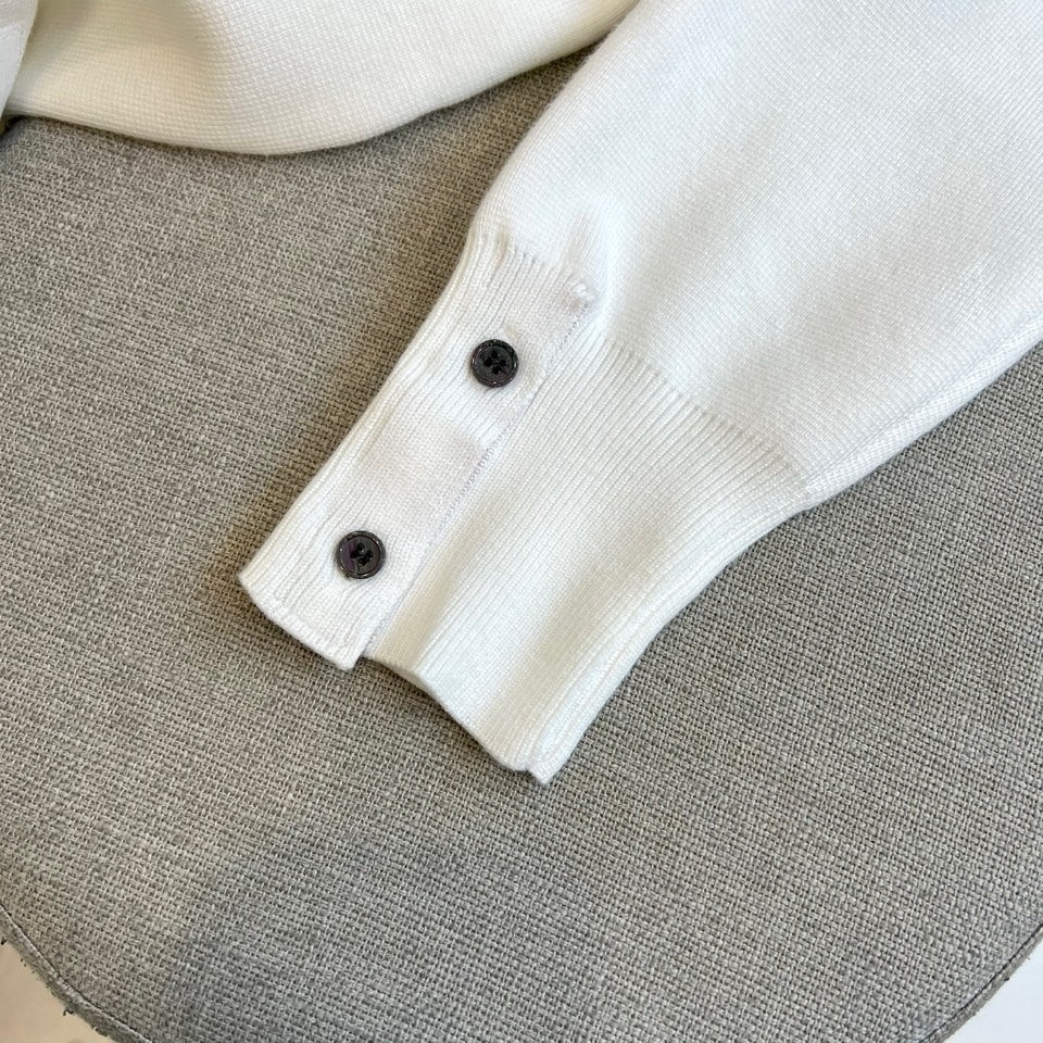 TB、2025秋冬系列带来这款简约而不简单的白色圆领毛衣，以纯净底色演绎现代休闲风尚。经典的圆领设计舒适