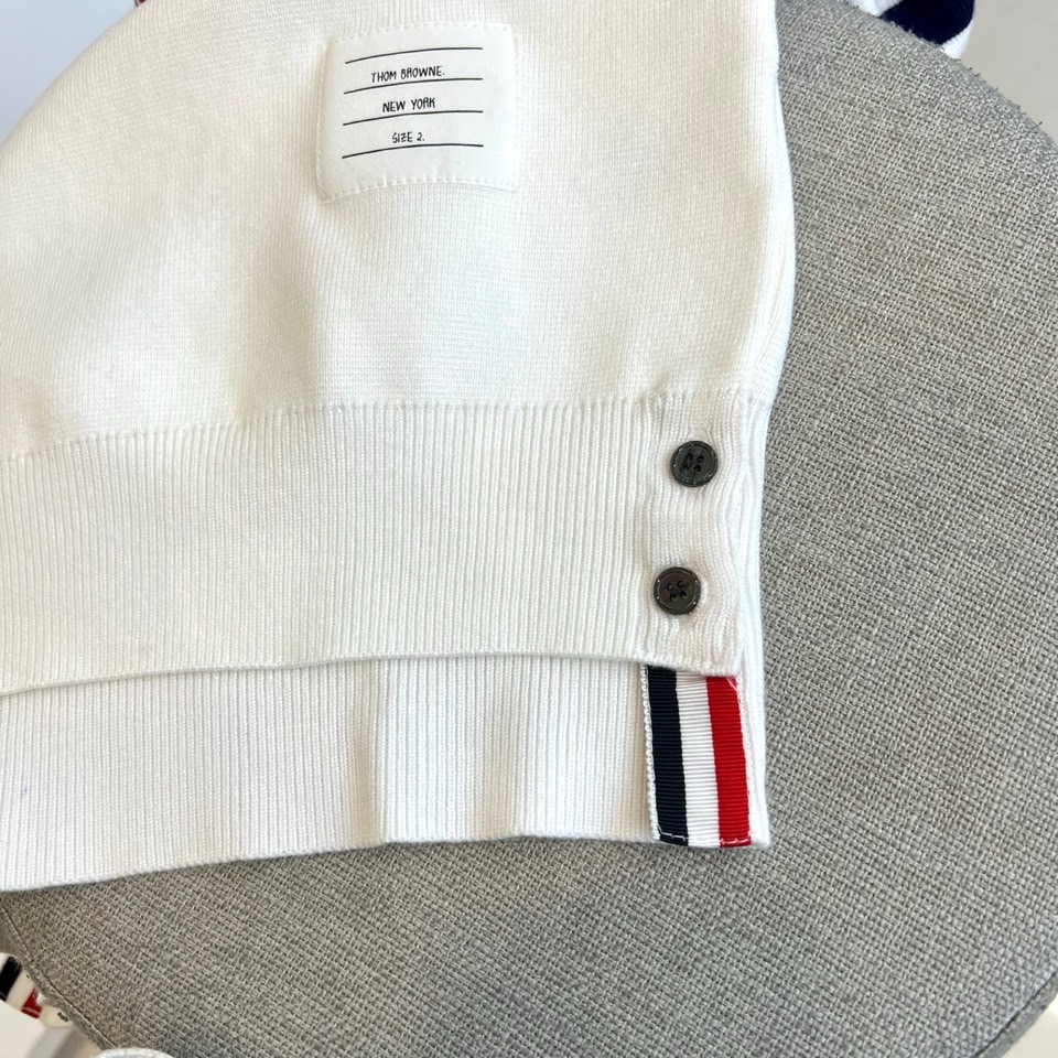 TB、2025秋冬系列带来这款简约而不简单的白色圆领毛衣，以纯净底色演绎现代休闲风尚。经典的圆领设计舒适