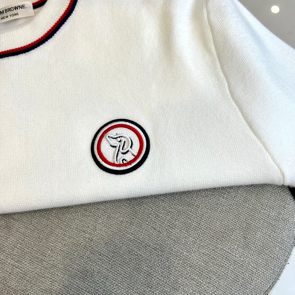 TB、2025秋冬系列带来这款简约而不简单的白色圆领毛衣，以纯净底色演绎现代休闲风尚。经典的圆领设计舒适