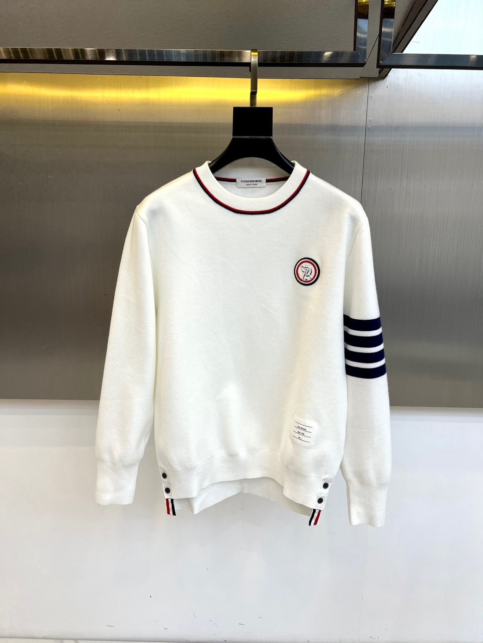 TB、2025秋冬系列带来这款简约而不简单的白色圆领毛衣，以纯净底色演绎现代休闲风尚。经典的圆领设计舒适