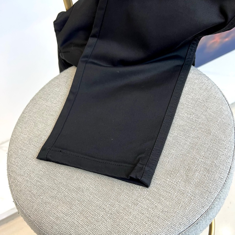 Fend芬迪、2025秋冬男士长裤系列，以隽永色调与利落剪裁诠释都市衣橱的奢华基石。款式采用经典直筒廓形