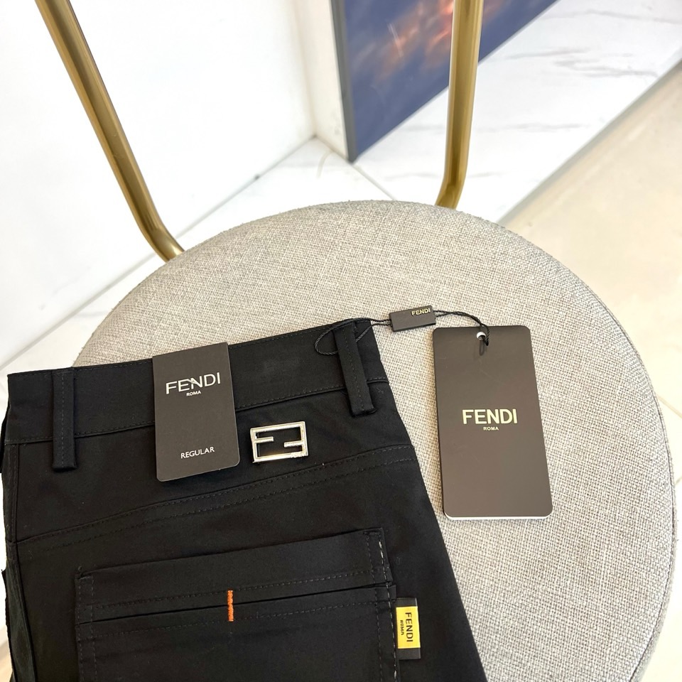 Fend芬迪、2025秋冬男士长裤系列，以隽永色调与利落剪裁诠释都市衣橱的奢华基石。款式采用经典直筒廓形