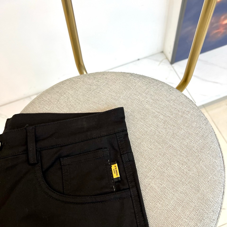 Fend芬迪、2025秋冬男士长裤系列，以隽永色调与利落剪裁诠释都市衣橱的奢华基石。款式采用经典直筒廓形