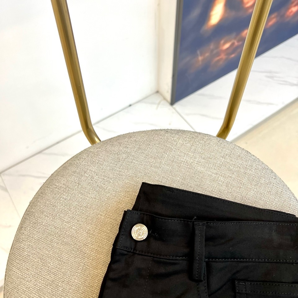 Fend芬迪、2025秋冬男士长裤系列，以隽永色调与利落剪裁诠释都市衣橱的奢华基石。款式采用经典直筒廓形