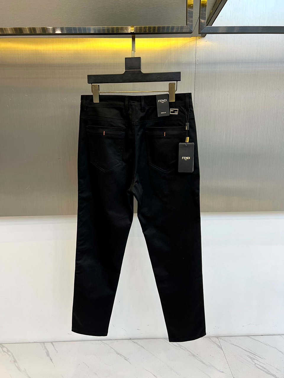 Fend芬迪、2025秋冬男士长裤系列，以隽永色调与利落剪裁诠释都市衣橱的奢华基石。款式采用经典直筒廓形