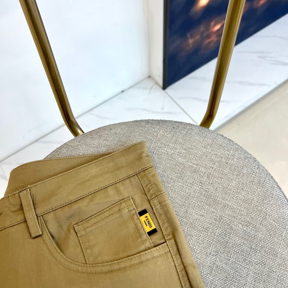 Fend芬迪、2025秋冬男士长裤系列，以隽永色调与利落剪裁诠释都市衣橱的奢华基石。款式采用经典直筒廓形