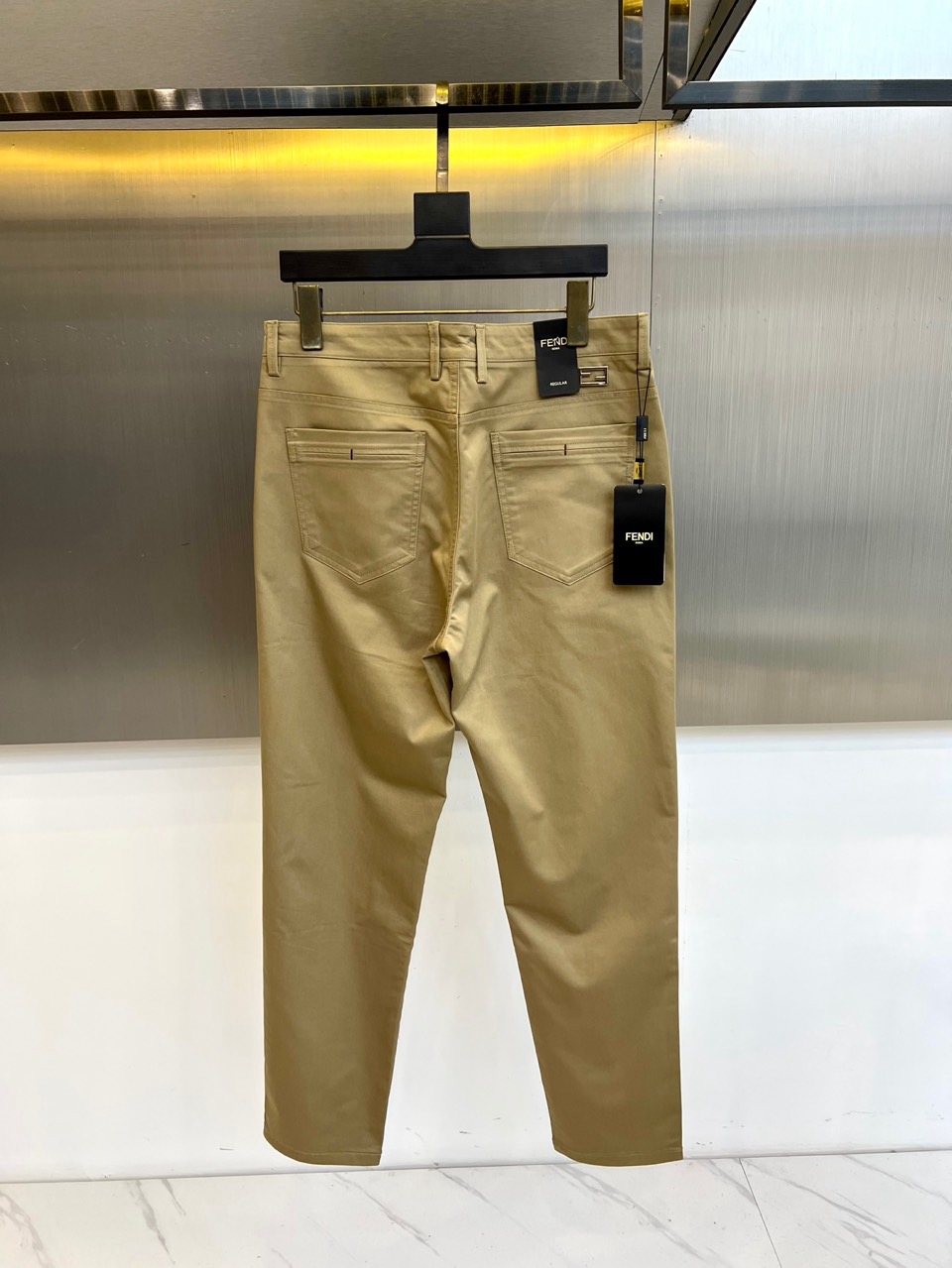 Fend芬迪、2025秋冬男士长裤系列，以隽永色调与利落剪裁诠释都市衣橱的奢华基石。款式采用经典直筒廓形