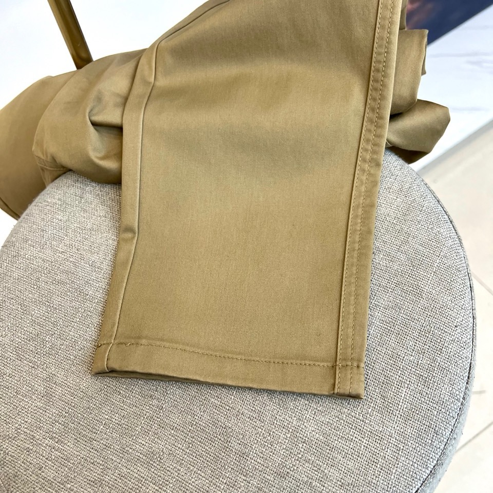 Fend芬迪、2025秋冬男士长裤系列，以隽永色调与利落剪裁诠释都市衣橱的奢华基石。款式采用经典直筒廓形