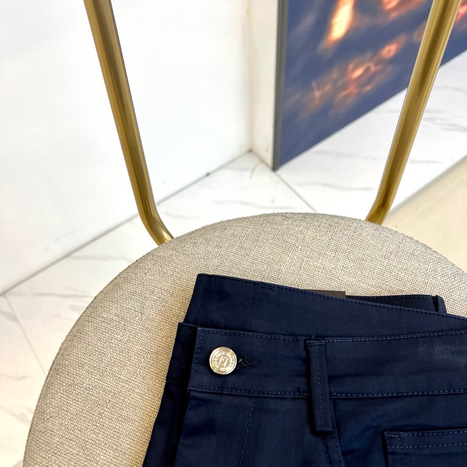 Fend芬迪、2025秋冬男士长裤系列，以隽永色调与利落剪裁诠释都市衣橱的奢华基石。款式采用经典直筒廓形