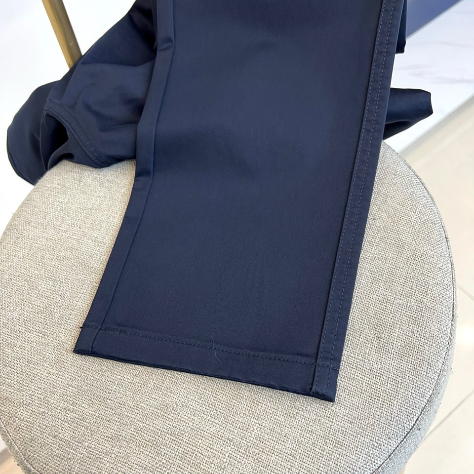 Fend芬迪、2025秋冬男士长裤系列，以隽永色调与利落剪裁诠释都市衣橱的奢华基石。款式采用经典直筒廓形