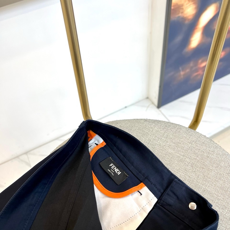 Fend芬迪、2025秋冬男士长裤系列，以隽永色调与利落剪裁诠释都市衣橱的奢华基石。款式采用经典直筒廓形