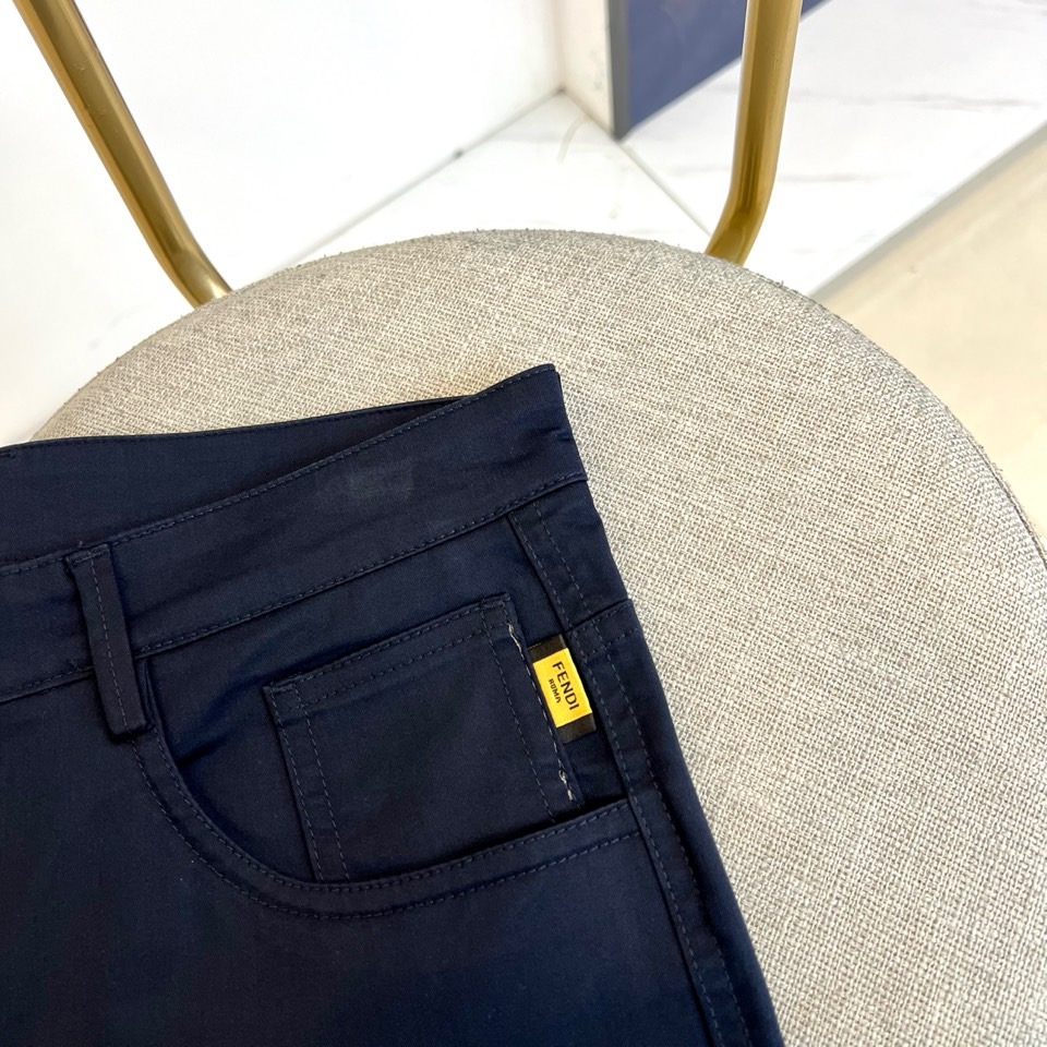 Fend芬迪、2025秋冬男士长裤系列，以隽永色调与利落剪裁诠释都市衣橱的奢华基石。款式采用经典直筒廓形