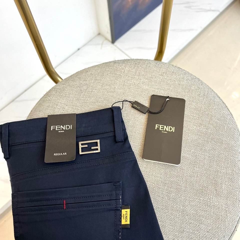 Fend芬迪、2025秋冬男士长裤系列，以隽永色调与利落剪裁诠释都市衣橱的奢华基石。款式采用经典直筒廓形