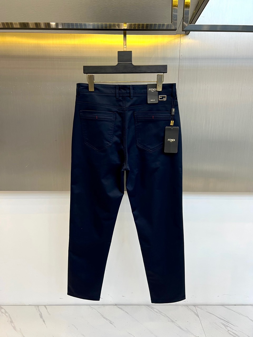 Fend芬迪、2025秋冬男士长裤系列，以隽永色调与利落剪裁诠释都市衣橱的奢华基石。款式采用经典直筒廓形