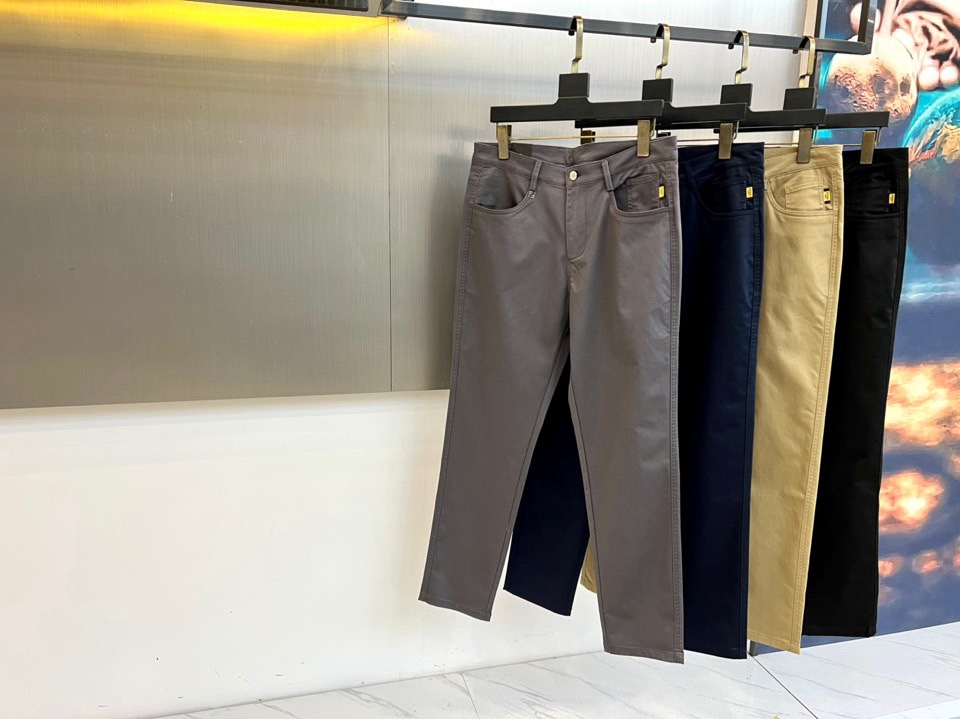 Fend芬迪、2025秋冬男士长裤系列，以隽永色调与利落剪裁诠释都市衣橱的奢华基石。款式采用经典直筒廓形