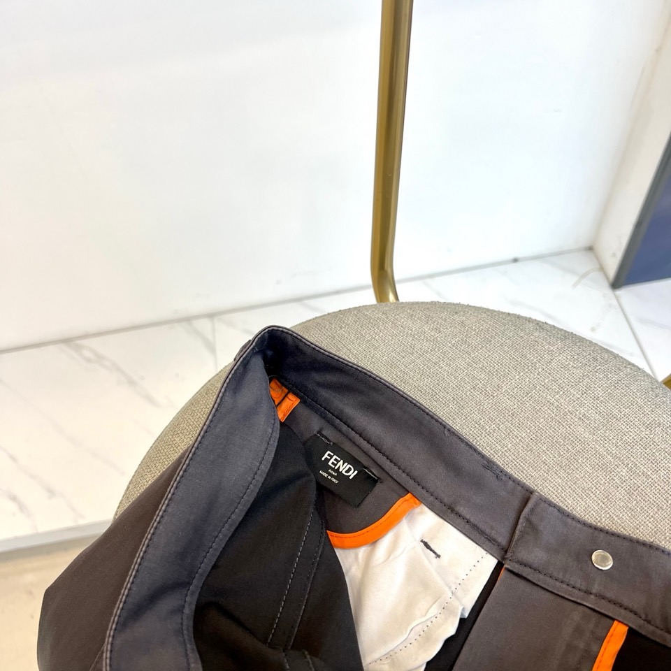 Fend芬迪、2025秋冬男士长裤系列，以隽永色调与利落剪裁诠释都市衣橱的奢华基石。款式采用经典直筒廓形