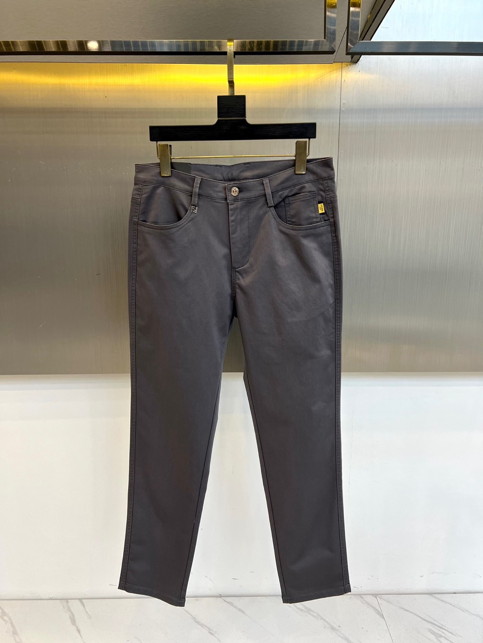 Fend芬迪、2025秋冬男士长裤系列，以隽永色调与利落剪裁诠释都市衣橱的奢华基石。款式采用经典直筒廓形