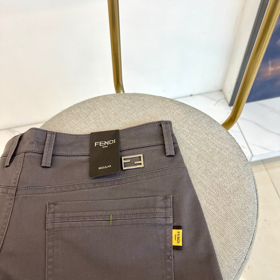 Fend芬迪、2025秋冬男士长裤系列，以隽永色调与利落剪裁诠释都市衣橱的奢华基石。款式采用经典直筒廓形