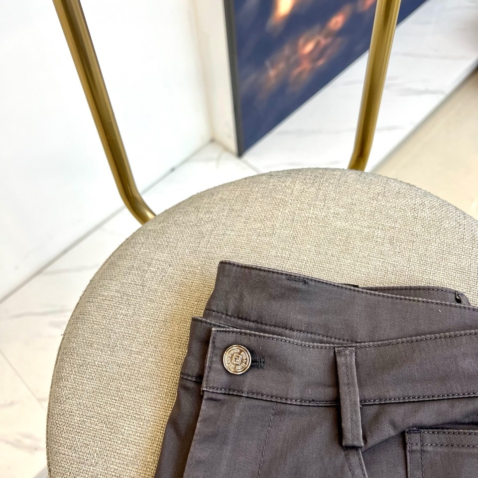 Fend芬迪、2025秋冬男士长裤系列，以隽永色调与利落剪裁诠释都市衣橱的奢华基石。款式采用经典直筒廓形