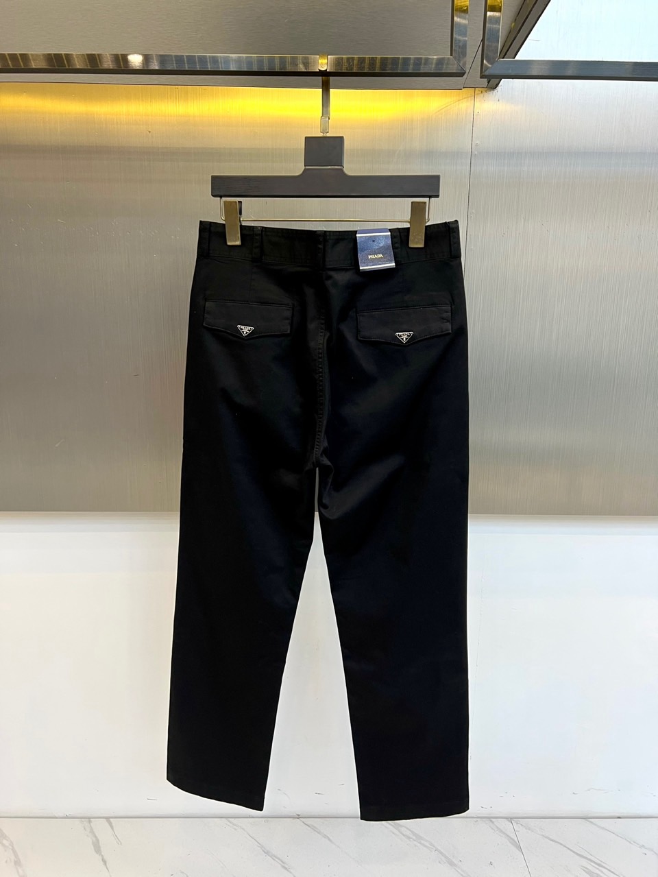 Prad普拉达、2025秋冬男士休闲裤，以经典廓形重塑当代绅士衣橱。款式采用利落直筒版型，巧妙修饰腿部线