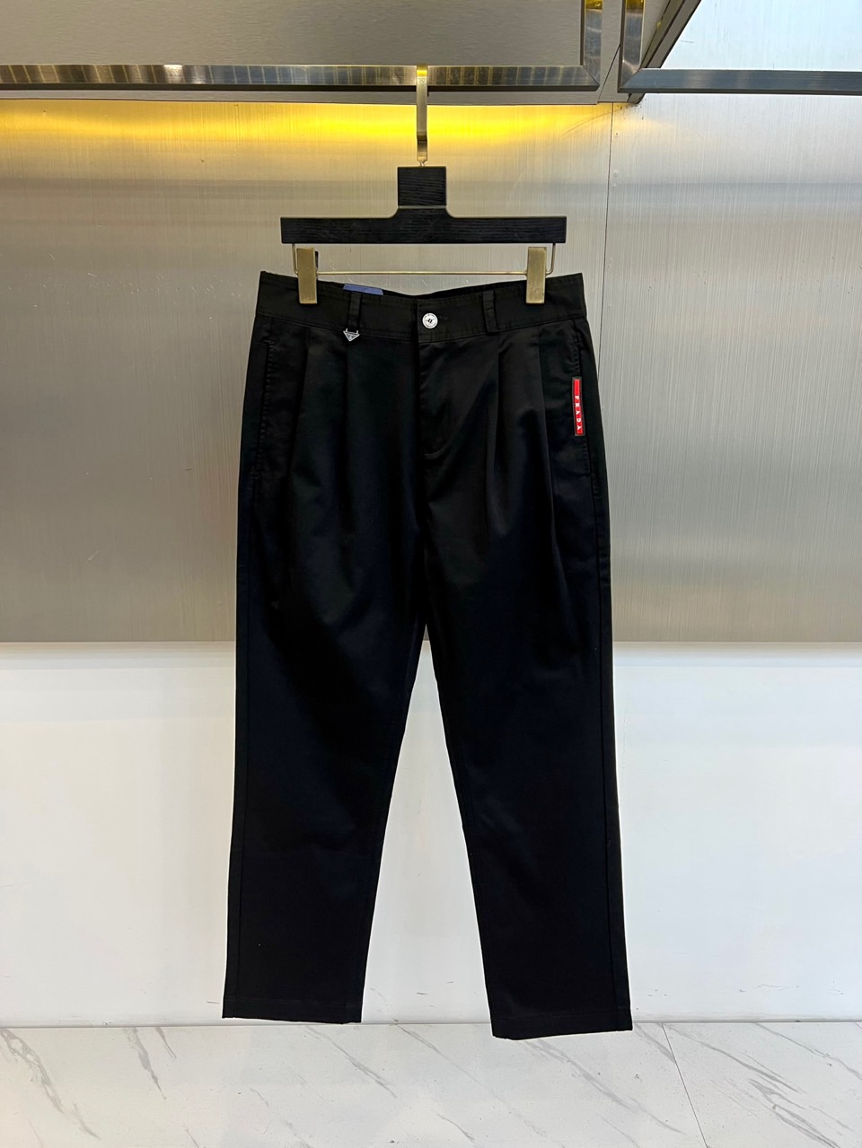 Prad普拉达、2025秋冬男士休闲裤，以经典廓形重塑当代绅士衣橱。款式采用利落直筒版型，巧妙修饰腿部线