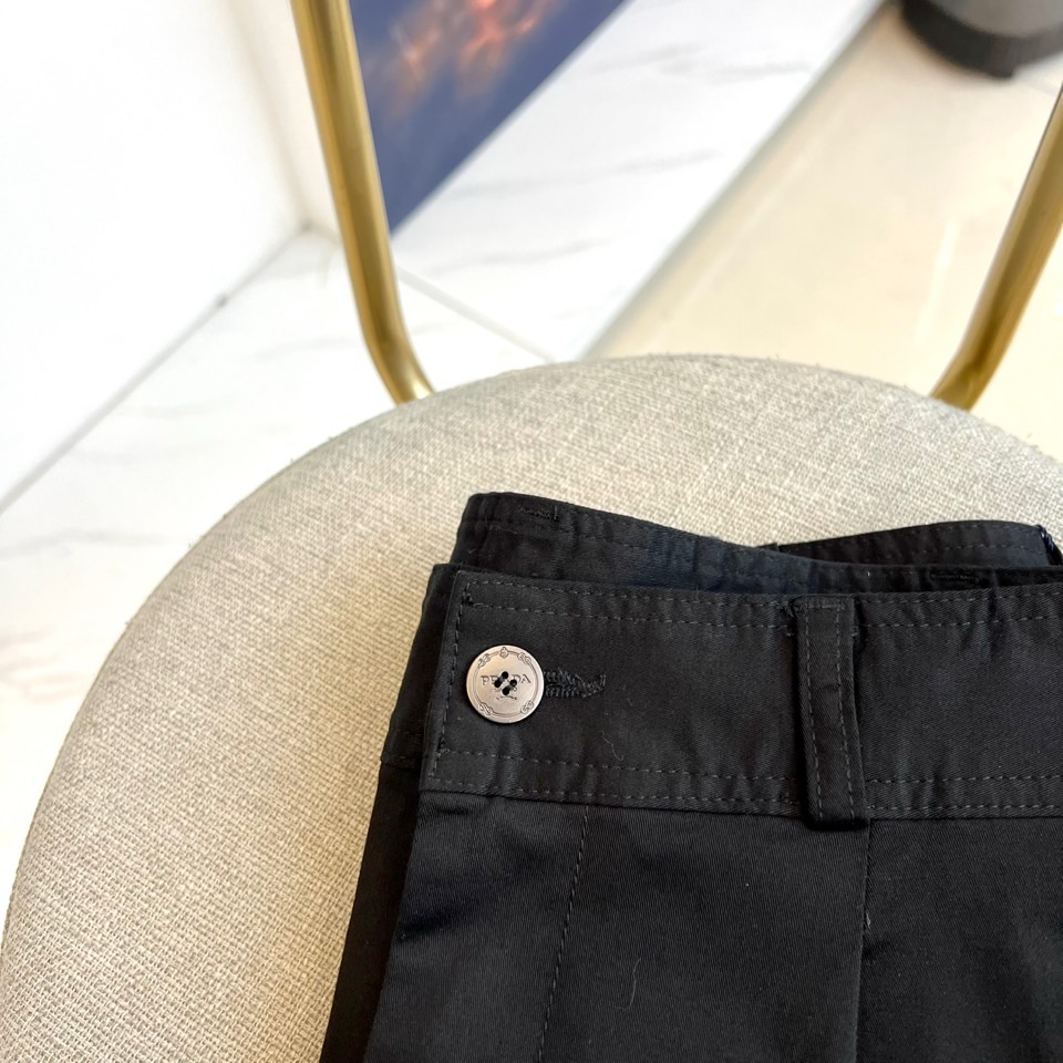 Prad普拉达、2025秋冬男士休闲裤，以经典廓形重塑当代绅士衣橱。款式采用利落直筒版型，巧妙修饰腿部线