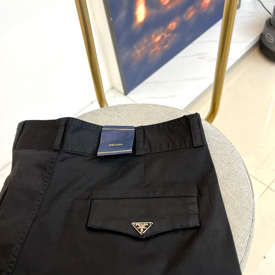Prad普拉达、2025秋冬男士休闲裤，以经典廓形重塑当代绅士衣橱。款式采用利落直筒版型，巧妙修饰腿部线