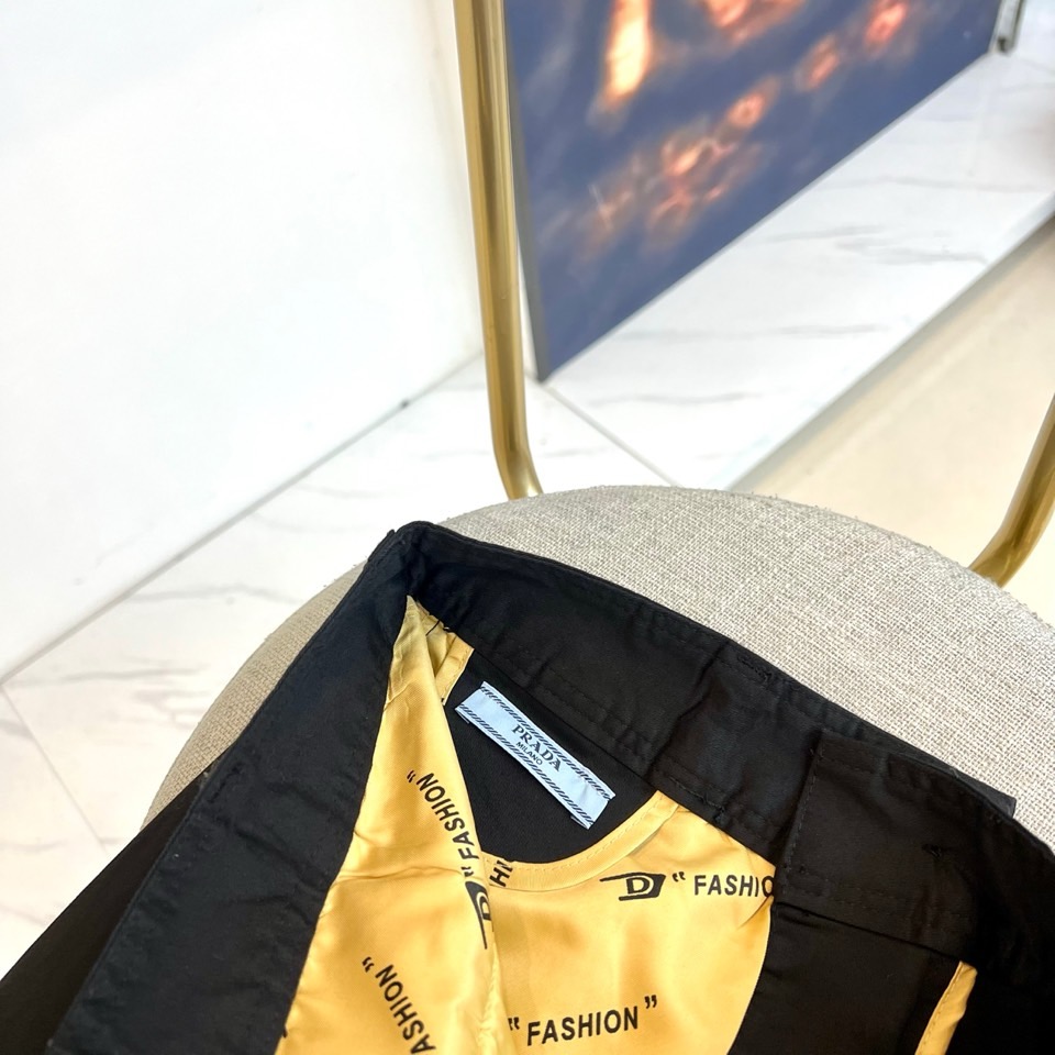 Prad普拉达、2025秋冬男士休闲裤，以经典廓形重塑当代绅士衣橱。款式采用利落直筒版型，巧妙修饰腿部线