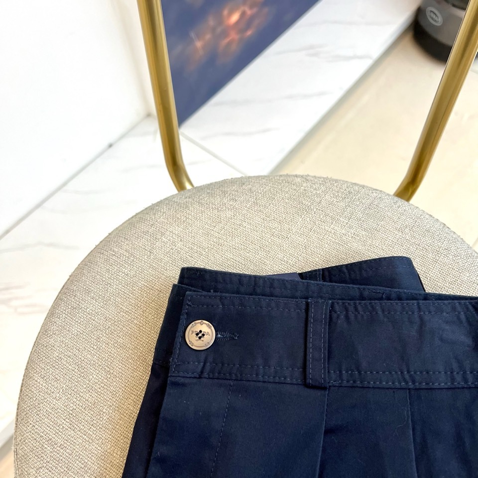 Prad普拉达、2025秋冬男士休闲裤，以经典廓形重塑当代绅士衣橱。款式采用利落直筒版型，巧妙修饰腿部线